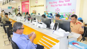 Công an tỉnh Đồng Tháp tổ chức thu nhận hồ sơ cấp đổi, cấp lại giấy phép lái xe và cấp phiếu lý lịch tư pháp tại Trung tâm Hành chính công tỉnh Đồng Tháp. (Ảnh: PHƯỚC THANH)
