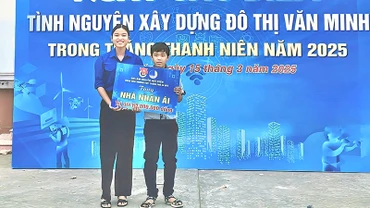 Em Lâm Nguyễn Việt Uyên trao bảng tượng trưng cho em Lý Thiện Đức. (Ảnh: TRUNG THÀNH)