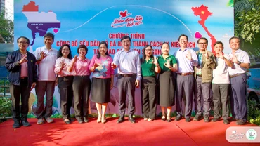 Các đại biểu tham dự lễ vui mừng “Đưa đàn Sếu trở về”. (Ảnh: Ban tổ chức cung cấp)