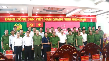 Đại biểu dự lễ chụp ảnh lưu niệm. (Ảnh: TẤN ĐẠT)