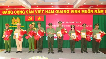 Đại tá Nguyễn Văn Hiểu, Giám đốc Công an tỉnh Đồng Tháp trao quyết định nghỉ công tác chờ hưu đối với các đồng chí lãnh đạo công an cấp phòng và cấp huyện. (Ảnh: TẤN ĐẠT)