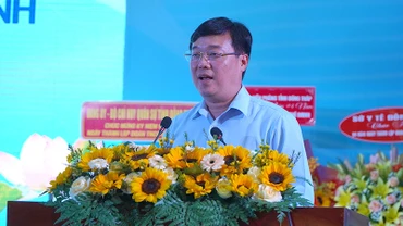 Ủy viên Trung ương Đảng, Bí thư Tỉnh ủy Đồng Tháp Lê Quốc Phong phát biểu tại buổi họp mặt. (Ảnh: HỮU NGHĨA)