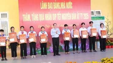 Phó Chủ tịch Quốc hội Nguyễn Đức Hải trao quà cho “Con nuôi đồn Biên phòng” Cửa khẩu quốc tế Thường Phước.