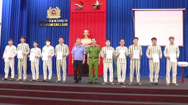 Các phạm nhân nhận quyết định tha tù trước thời hạn có điều kiện; giảm hết thời hạn chấp hành án phạt tù. (Ảnh: THÀNH SƠN)