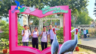Không gian check-in sách-sen và sếu thu hút sự quan tâm của nhiều bạn đọc.