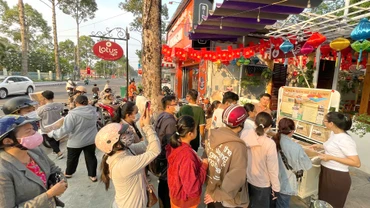 Bạn đọc tại tỉnh Đồng Tháp xếp hàng nhận phụ san tại quán Lotus Coffee. (Ảnh: Bạn đọc cung cấp)