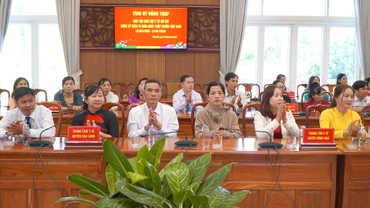 Đại biểu tham dự buổi gặp gỡ. (Ảnh: HỮU NGHĨA)