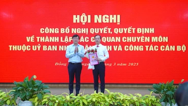 Ủy viên Trung ương Đảng, Bí thư Tỉnh ủy Đồng Tháp Lê Quốc Phong trao quyết định của Thủ tướng Chính phủ về việc giao quyền Chủ tịch Ủy ban nhân dân tỉnh Đồng Tháp cho ông Trần Trí Quang. (Ảnh: HỮU NGHĨA)