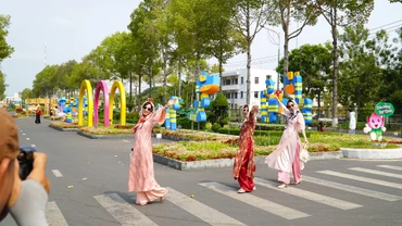 Nhiều du khách, nghệ sĩ nhiếp ảnh đã tìm đến đường hoa ngay sau ngày khai mạc. (Ảnh: HỮU NGHĨA)
