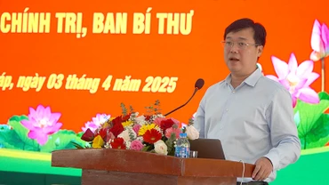 Ủy viên Trung ương Đảng, Bí thư Tỉnh ủy Đồng Tháp Lê Quốc Phong triển khai chuyên đề về sắp xếp tổ chức bộ máy. (Ảnh: HỮU NGHĨA)