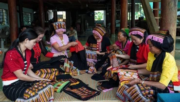 Người dân tộc Thái ở xã Châu Thành, huyện Quỳ Hợp, Nghệ An dệt thổ cẩm. Ảnh: ĐÌNH PHƯỢNG 