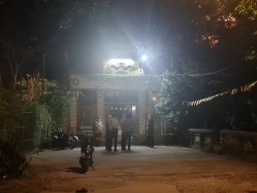 Lực lượng chức năng khám nghiệm và bảo vệ hiện trường.