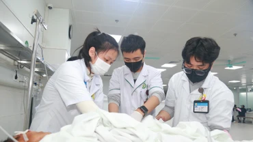 Các bác sĩ Bệnh viện Hữu nghị Việt Đức cấp cứu cho nạn nhân.