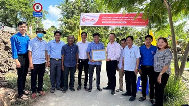 Đại diện lãnh đạo Công ty Nam Dược trao kinh phí hỗ trợ xây cầu cho địa phương.