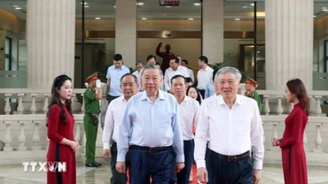Chủ tịch nước Tô Lâm đến thăm, làm việc tại Tòa án nhân dân Tối cao.