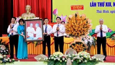 Chủ tịch Ủy ban Trung ương Mặt trận Tổ quốc Việt Nam Đỗ Văn Chiến tặng hoa và bức chân dung "Bác Hồ và Bác Tôn" cho tập thể lãnh đạo Ủy ban Mặt trận Tổ quốc Việt Nam tỉnh Thái Bình.
