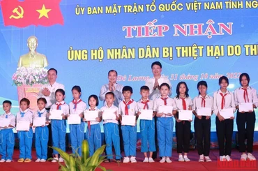 Trao 20 suất quà cho các cháu học sinh nghèo vượt khó của xã Thượng Sơn. (Ảnh: Đặng Cường)