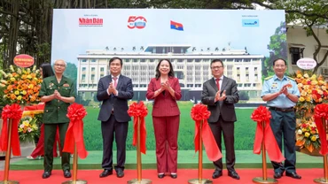 Các đại biểu cắt băng khai trương triển lãm tương tác kỉ niệm 50 năm giải phóng miền Nam,thống nhất đất nước.