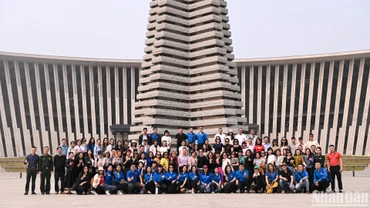 Cán bộ, đoàn viên Công đoàn và đoàn viên, thanh niên Báo Nhân Dân chụp ảnh lưu niệm tại quảng trường Tháp Chiến thắng Bảo tàng Lịch sử Quân sự Việt Nam.