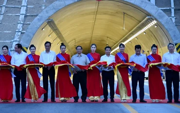 Thủ tướng Phạm Minh Chính và các đồng chí lãnh đạo thực hiện nghi thức cắt băng khánh thành 2 dự án đoạn tuyến cao tốc Cam Lâm-Vĩnh Hảo và Diễn Châu-Bãi Vọt.