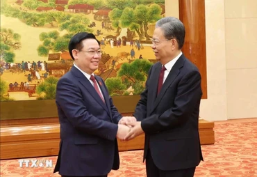 Chủ tịch Quốc hội Vương Đình Huệ với Ủy viên trưởng Ủy ban Thường vụ Nhân đại toàn quốc Trung Quốc Triệu Lạc Tế. Ảnh: TTXVN