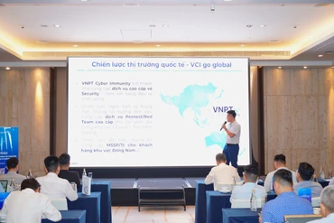 Giám đốc Dịch vụ An toàn thông tin VNPT Phạm Trung Đức trình bày về giải pháp và chiến lược ứng phó, ngăn ngừa nguy cơ an toàn thông tin cho doanh nghiệp.