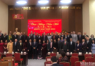 Các đại biểu quốc tế chụp ảnh lưu niệm cùng Phó Chủ tịch nước Võ Thị Ánh Xuân.