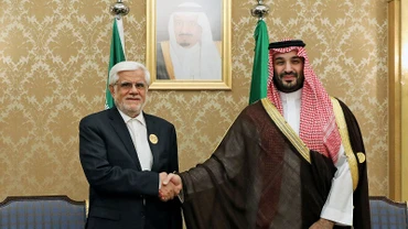 Phó Tổng thống Iran Mohammad Reza Aref (trái) và Thái tử Saudi Arabia Mohammed bin Salman. (Ảnh: IRNA)