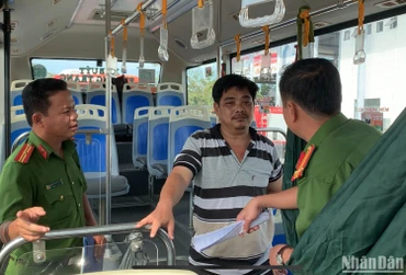 Bị can Thái Văn Nhìn tại buổi thực nghiệm điều tra. (Ảnh: ĐOÀN DIỂU)