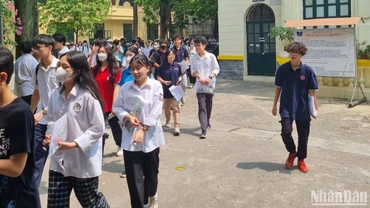 Các thí sinh thi kết thúc buổi thi môn Toán tại điểm thi Trường THPT Phan Đình Phùng (Ba Đình, Hà Nội).