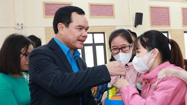 Chủ tịch Tổng Liên đoàn Lao động Việt Nam trao quà Tết Nguyên đán 2023 tặng đoàn viên tỉnh Hà Nam.