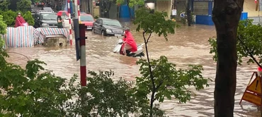 Nhiều tuyến phố Hà Nội ngập, ùn tắc do mưa lớn