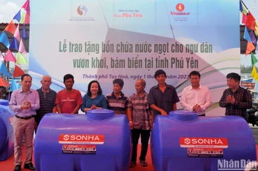 Các đại biểu trao bồn chứa nước ngọt hỗ trợ cho ngư dân Phú Yên vươn khơi bám biển.