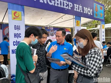 Thí sinh tìm hiểu thông tin tuyển sinh năm 2023 của Trường đại học công nghiệp Hà Nội.