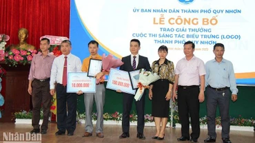 Ban Tổ chức đã trao quyết định khen thưởng cho 1 giải Nhất và 5 giải Khuyến khích cho cuộc thi sáng tác logo cho thành phố Quy Nhơn (Bình Định). 