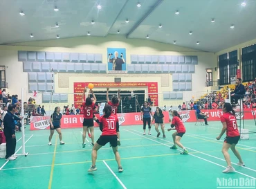 Các nữ vận động viên tham gia thi đấu bóng chuyền hơi. 