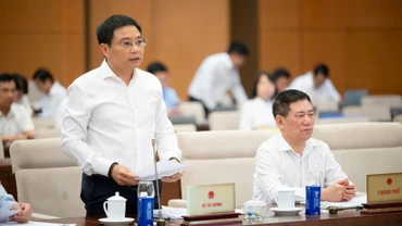 Bộ trưởng Tài chính Nguyễn Văn Thắng trình bày tờ trình dự thảo Nghị quyết. (Ảnh: ĐĂNG ANH)