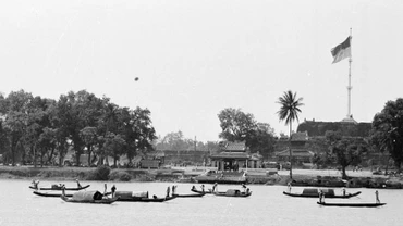 Cờ của Chính phủ cách mạng lâm thời tung bay trên cột cờ thành phố Huế. (Ảnh: Lâm Hồng Long/TTXVN)