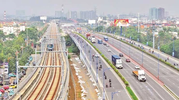 Giao thông thuận tiện là một trong những lợi thế kết nối cho Thành phố Hồ Chí Minh trong quá trình thực hiện chủ trương sáp nhập. Trong ảnh: Tuyến metro số 1 (Bến Thành - Suối Tiên) chạy song song với đường Võ Nguyên Giáp.