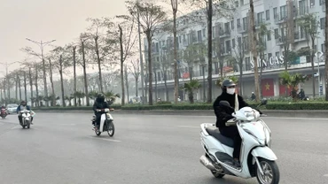 Khu vực Hà Nội sáng sớm có sương mù nhẹ, trời rét.