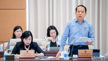 Chủ nhiệm Ủy ban Pháp luật của Quốc hội Hoàng Thanh Tùng báo cáo một số vấn đề lớn trong giải trình, tiếp thu, chỉnh lý dự thảo Luật Công chứng (sửa đổi). (Ảnh: DUY LINH)