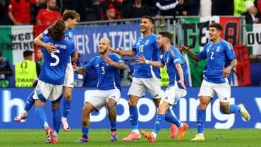Niềm vui của các cầu thủ Italia sau trận ra quân thắng Albania 2-1. 