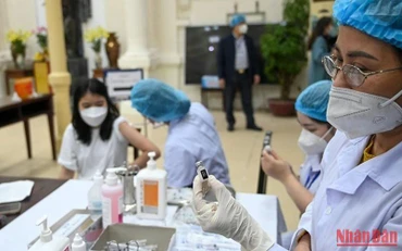Tiêm vaccine cho học sinh trung học cơ sở ở Hà Nội vào tháng 11/2021 (Ảnh minh họa: Duy Linh).
