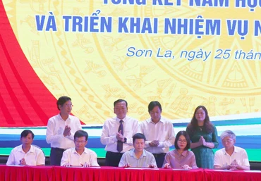 Ký cam kết trách nhiệm giữa Giám đốc Sở Giáo dục và Đào tạo tỉnh Sơn La với hiệu trưởng các trường và giám đốc các trung tâm.