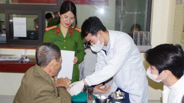 Lực lượng Công an tỉnh Hà Nam khẩn trương lấy mẫu ADN thân nhân liệt sĩ chưa xác định danh tính.