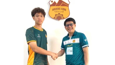 Thủ môn Việt kiều Thái Lan Chaloongphum Phong cùng đại diện Hoàng Anh Gia Lai. (Ảnh: HAGL FC)