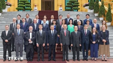 Chủ tịch nước Tô Lâm với Đại sứ, Đại biện các nước Liên minh châu Âu tại Việt Nam. (Ảnh: Nhan Sáng/TTXVN)