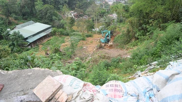 Đơn vị thi công triển khai dự án kè chống sạt lở.