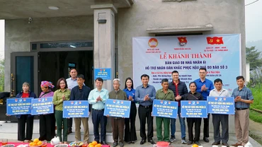 Thành đoàn Lào Cai và các đơn vị trao biển và tặng quà cho các hộ gia đình.
