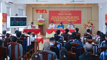 Quang cảnh buổi tiếp xúc, đối thoại với người dân.
